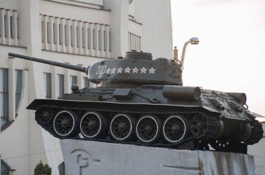 Sovyet meydanındaki 2. Dünya Savaşı tankı T-34 'teki Savaşçı-Kurtarıcılar Anıtı. Grodno, Beyaz Rusya