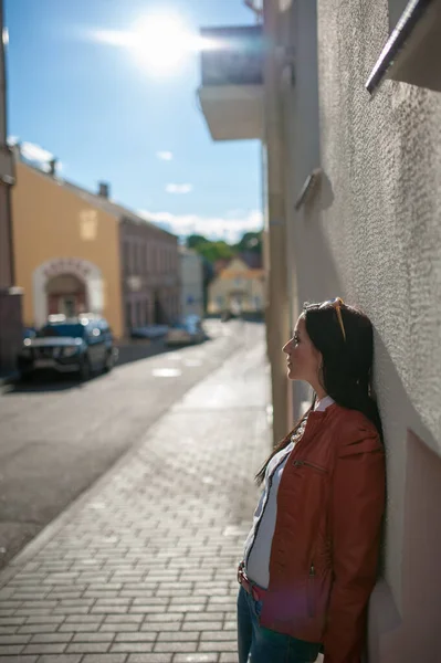 Девушка стоит на улице в солнечную погоду — стоковое фото