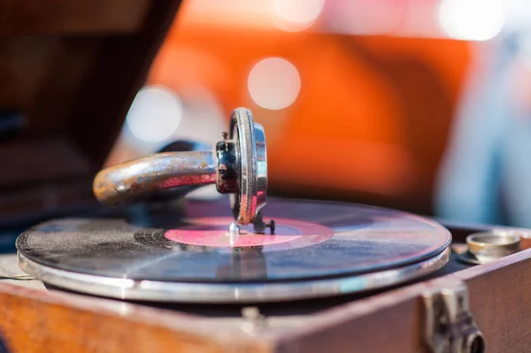 Draaitafel speler, dropping stylus naald op vinyl record spelen — Stockfoto