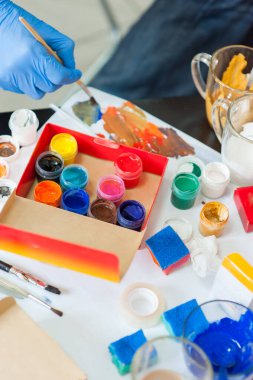 Sanatçı atölyesi. Tablo, boya, fırça, palet bıçağı masanın üzerinde..