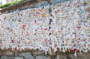 Dilekler duvarı, dileklerle dolu notlar, nottaki mesaj.