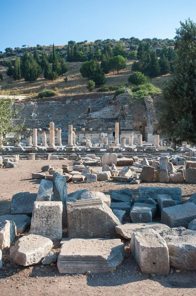 Ruinas de la antigua ciudad Éfeso, la antigua ciudad griega en Turquía, en un hermoso día de verano — Foto de Stock