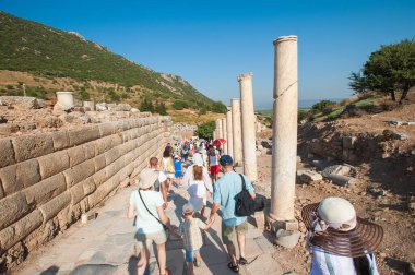 Antik kentin Efes, bir güzel yaz günü Türkiye'de antik Yunan şehir kalıntıları