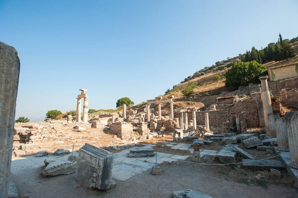 Ruinas de la antigua ciudad Éfeso, la antigua ciudad griega en Turquía, en un hermoso día de verano — Foto de Stock