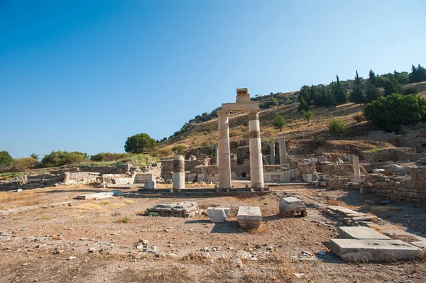 Ruinas de la antigua ciudad Éfeso, la antigua ciudad griega en Turquía, en un hermoso día de verano — Foto de Stock