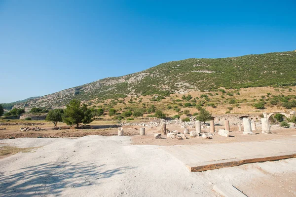 Ruinas de la antigua ciudad Éfeso, la antigua ciudad griega en Turquía, en un hermoso día de verano — Foto de Stock