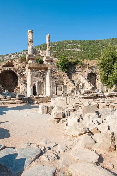 Ruinas de la antigua ciudad Éfeso, la antigua ciudad griega en Turquía, en un hermoso día de verano — Foto de Stock