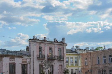 Eski bina yeniden inşa ediliyor, yıkım için yer var.