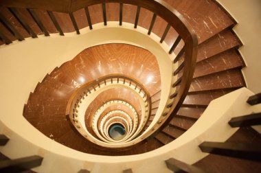 Spiral merdiven, merdivenlerden aşağı sarkıt.