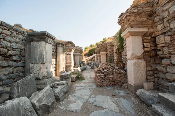 Ruinas de la antigua ciudad Éfeso, la antigua ciudad griega en Turquía, en un hermoso día de verano — Foto de Stock