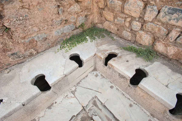 Toalety starego typu w starożytnym mieście Efez, Aydin, Turcja — Zdjęcie stockowe