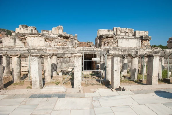 Ruinas de la antigua ciudad Éfeso, la antigua ciudad griega en Turquía, en un hermoso día de verano — Foto de Stock