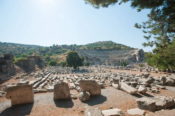 Ruinas de la antigua ciudad Éfeso, la antigua ciudad griega en Turquía, en un hermoso día de verano — Foto de Stock