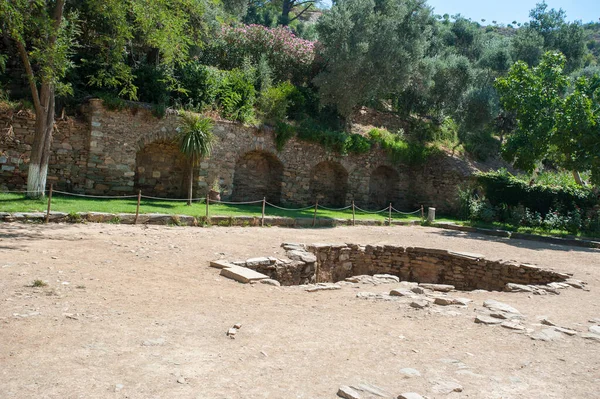 Ruinas de la antigua ciudad Éfeso, la antigua ciudad griega en Turquía, en un hermoso día de verano —  Fotos de Stock