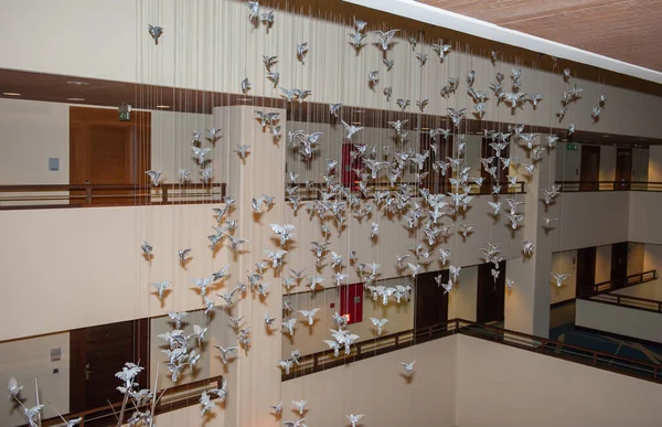 Żelazne ptaki w budynku, ptaki zwisające z sufitu — Zdjęcie stockowe