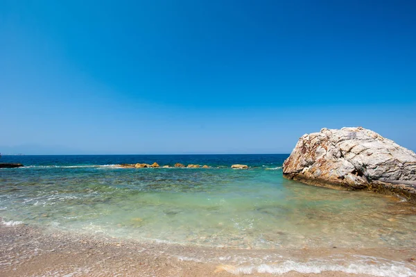 Praia, pedras, mar, areia. Férias tranquilas à beira da água . — Fotografia de Stock