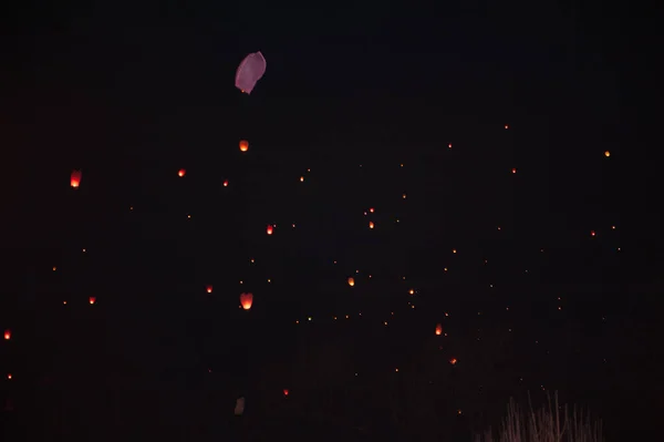 Lançar balões no Dia dos Namorados, no final da noite — Fotografia de Stock
