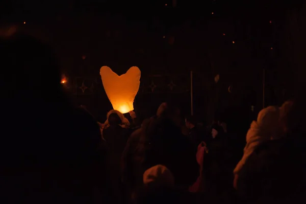 Lancering ballonnen op Valentijnsdag, laat in de avond — Stockfoto