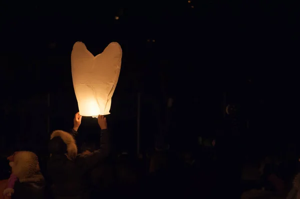 Lanzar globos en el Día de San Valentín, tarde en la noche —  Fotos de Stock