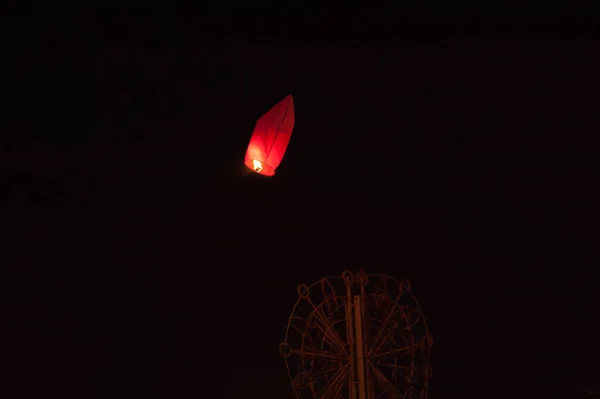 Lancering ballonnen op Valentijnsdag, laat in de avond — Stockfoto