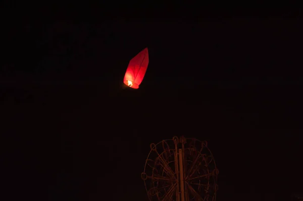 Lanzar globos en el Día de San Valentín, tarde en la noche —  Fotos de Stock