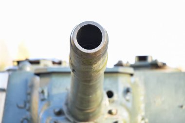 Yakından tankı olan bir fıçı. Paslı bir askeri tank silahının yakından çekimi, tank topu. Sovyet tanksavar tüfeğinin namlusu. Topçu tüfeği yakın çekim. Sığ alan derinliği.