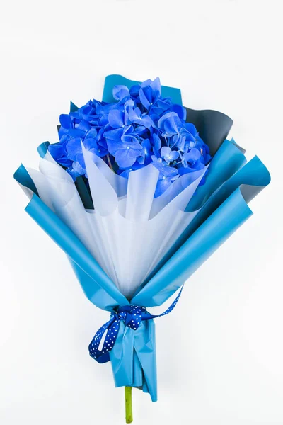 Blue bouquet on a white background. bouquet of iris flowers. The flowers are saturated blue. view from above. Place for writing. — Stock Photo, Image