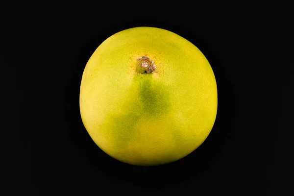 Pomelo op een zwarte achtergrond. Plaats voor een inscriptie. Gemakkelijk gesneden. Zicht van bovenaf. close-up. — Stockfoto