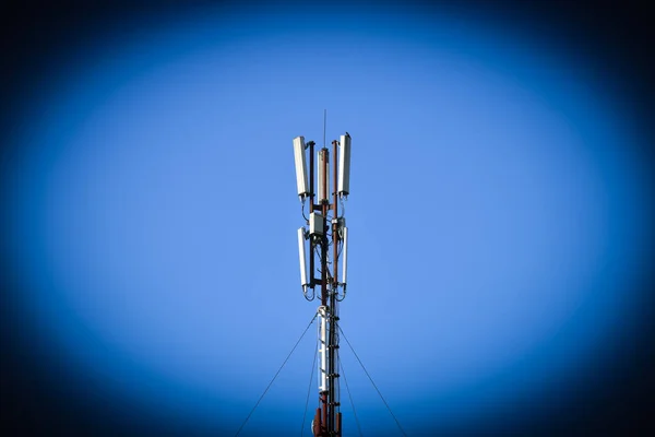 Torre móvel. Composto 5g. Ligação móvel. Conceito de internet de alta velocidade. conceito de tecnologia da futura rede móvel. Internet das coisas — Fotografia de Stock