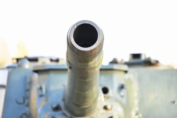 Barrel with a tank close-up. A close up shot of a rusty military tank gun, tank canon. The barrel of the Soviet anti-tank rifle. Artillery gun close-up. Shallow depth of field. — Stock Photo, Image