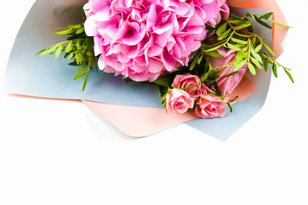 Roze bloemboeket op een witte achtergrond. in cadeauverpakking. Plaats voor een inscriptie. Makkelijk te snijden. Zicht van bovenaf. close-up. — Stockfoto