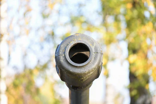 Βαρέλι με κοντινό τανκ. Ένα κοντινό πλάνο από ένα σκουριασμένο στρατιωτικό τανκ, κανόνι τανκ. Το βαρέλι του σοβιετικού αντιαρματικού όπλου. Όπλο πυροβολικού από κοντά. Ρηχό βάθος πεδίου. — Φωτογραφία Αρχείου