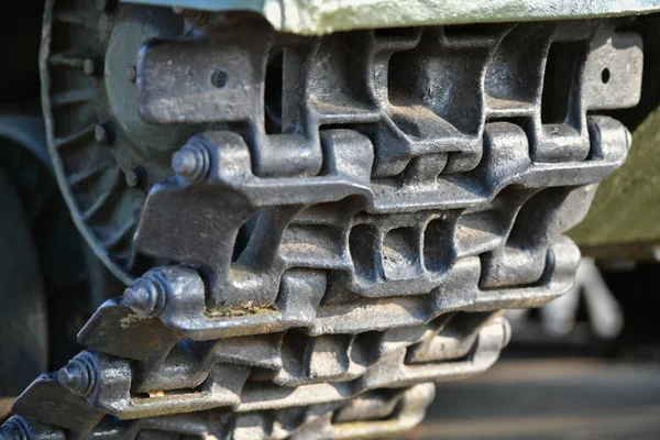 タンクの毛虫のクローズアップ。重戦車の鉄の毛虫。重戦車の鉄の毛虫と車輪. — ストック写真