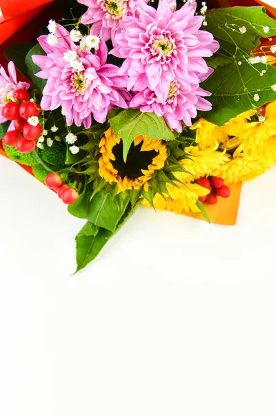 Boeket bloemen op een witte achtergrond. Bloem van een zonnebloem. Plaats voor een inscriptie. Gemakkelijk gesneden. Zicht van bovenaf. close-up. — Stockfoto