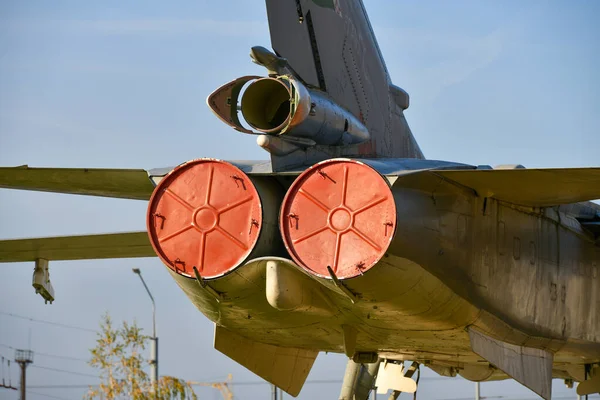 L'avion est mis hors service. Moteur d'avion bouché. Le combattant est inapte. Des chasseurs d'avions militaires à l'aéroport. Ancien aéronef déclassé — Photo