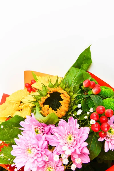 Bukett med blommor på en vit bakgrund. Blomma av en solros. Plats för inskription. Lätt klippt. Utsikt uppifrån. närbild. — Stockfoto