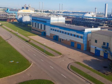 Bir kimya fabrikasının atölyesinde. Amonyak ve azot gübresi üretimi için kimyasal fabrika. Gündüz için ion. Fabrikayı birbirine bağlayan boru hattı. Kazan dairesi, güç kaynağı bölümü.