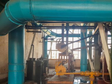 İçinde kimya fabrikası. Girişimin bölgesi. Üretim onarım gerektiriyor. Lağım arıtma tesisi. kimyasal üretim