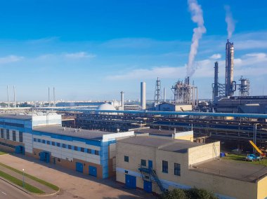 Kimyasal tesis. Büyük kimya fabrikası. Kuş bakışı. Bir petrokimya fabrikası için ekipman. Doğanın kirliliği için bitki. Havada buhar var. Zararlı kimya