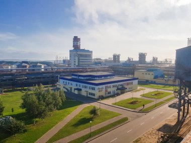 Kimyasal tesis. Büyük kimya fabrikası. Kuş bakışı. Bir petrokimya fabrikası için ekipman. Doğanın kirliliği için bitki. Havada buhar var. Zararlı kimya