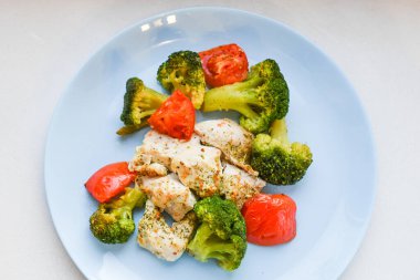 Et ve brokoli salatası. Fırında brokoli. Kızarmış pastırmalı brokoli ve klasik tarzda ceviz.