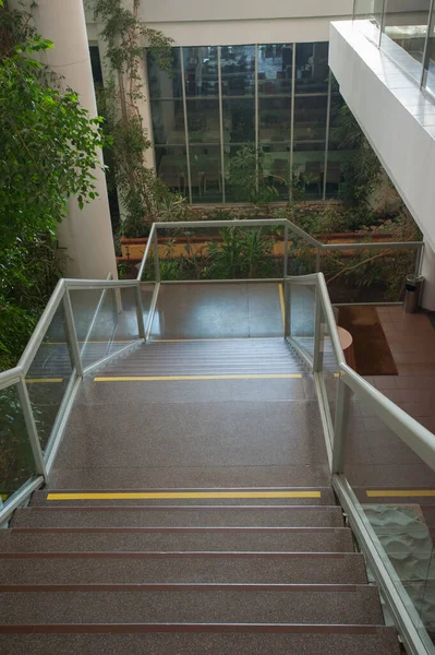 Escalera que lleva por las marcas en las escaleras — Foto de Stock