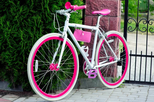 Weiß-rotes Fahrrad. stylisches rotes Damenfahrrad. an einem sonnigen Tag draußen stehen. gute Pagode zum Radfahren. — Stockfoto