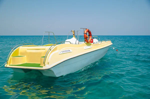 Gelbes Boot im Meer. Rettungsboot. Angeln auf einer Jacht. — Stockfoto