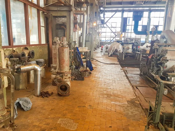Impianto chimico all'interno. territorio dell'impresa. Produzione che richiede riparazione. impianto di trattamento acque reflue. produzione chimica — Foto Stock