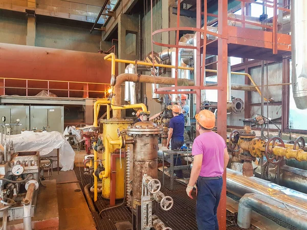 Trabalhadores na fábrica. fábrica química dentro de casa. reparação de tubos. trabalhador da fábrica de carro. loja de aquecimento . — Fotografia de Stock