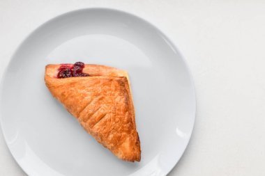 Beyaz tabakta kruvasan. Beyaz tabakta kruvasan, üst manzara. Terli pişmiş tatlı..