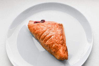 Ev yapımı dutlu kruvasan. Tahta bir zeminde taze kruvasan. 