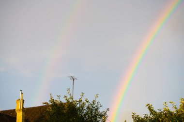 Gökyüzünde çift gökkuşağı. Yağmurdan sonra. Doğal mucize. Gökkuşağı arka planında bulutlu bir gökyüzü. Barışın sembolü. ve lgbt