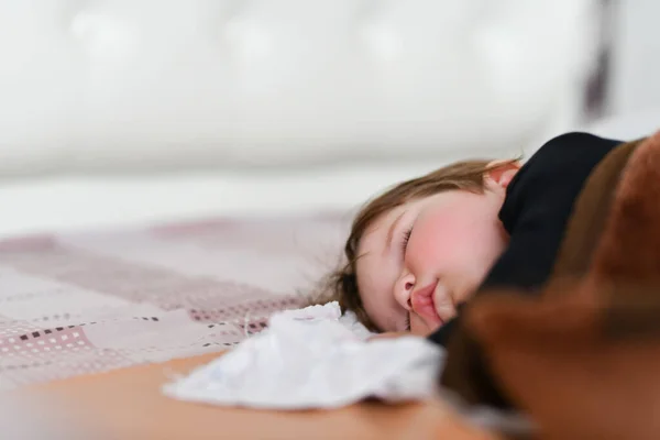 睡个好觉 美梦成真的新生儿睡在白毛巾上. 新一代的亚洲人从出生第一天起就很健康 — 图库照片